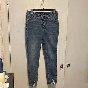 Judy Blue Cropped Ankle Jeans in Blue with Distressed Hem